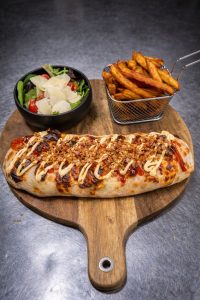 Le Hot Dog de L'essentiel pizzeria avec son pain à pizza