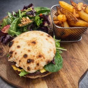 Burger de l'Essentiel à Fuveau, avec salade et ses frites maison